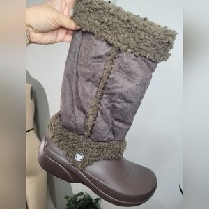 Crocs Brown Fleece Mid Calf Boots Womens Size 8.